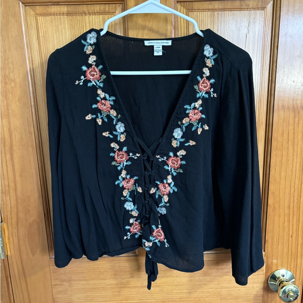American Eagle quarter sleeve lace up top with floral stitching, size L